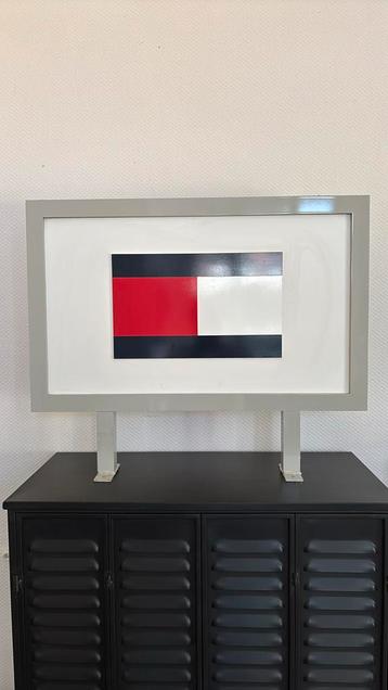 Reclame bord Tommy Hilfiger winkel diplay merk beschikbaar voor biedingen