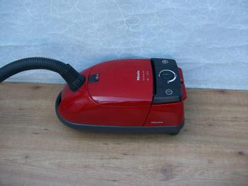 Zeer krachtige 1800 watt Miele stofzuiger rood beschikbaar voor biedingen