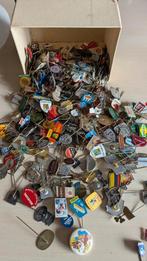 500 diverse speldjes, Verzamelen, Speldjes, Pins en Buttons, Ophalen of Verzenden, Gebruikt, Overige onderwerpen