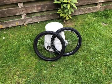 tk:Set wielen 20 inch , achterwiel met terugtraprem/vouwfits beschikbaar voor biedingen