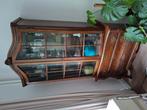 Houten vitrine kast, Ophalen