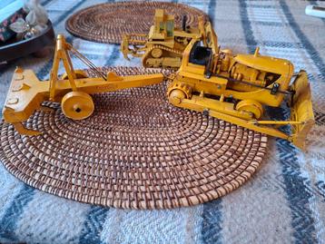 Caterpillar bulldozer 3 stuks in 1 koop beschikbaar voor biedingen