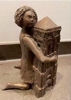 Bronz kleur kleibeeld van meisje met kerk, Ophalen of Verzenden