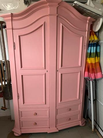 Leuke roze kast met lades beschikbaar voor biedingen