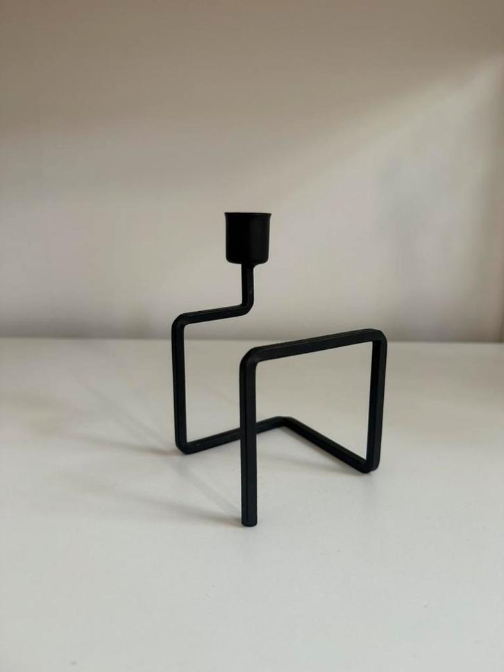 Minimalistische industrial design kandelaar – zwart metaal, Huis en Inrichting, Woonaccessoires | Kandelaars en Kaarsen, Zo goed als nieuw
