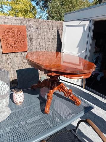 Antieke Houten Salontafel met Gedraaide Poot beschikbaar voor biedingen