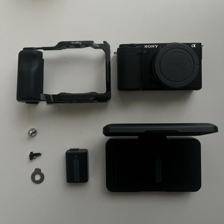 Sony ZVE10 + Smallrig cage + 2 battery and charger cage, Audio, Tv en Foto, Videocamera's Digitaal, Zo goed als nieuw, Sony, 20x of meer