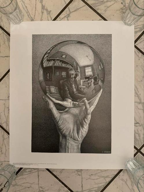 Vintage M.C Escher poster (hand met spiegelende bol), Verzamelen, Posters, Zo goed als nieuw, Film en Tv, Rechthoekig Staand, Ophalen of Verzenden