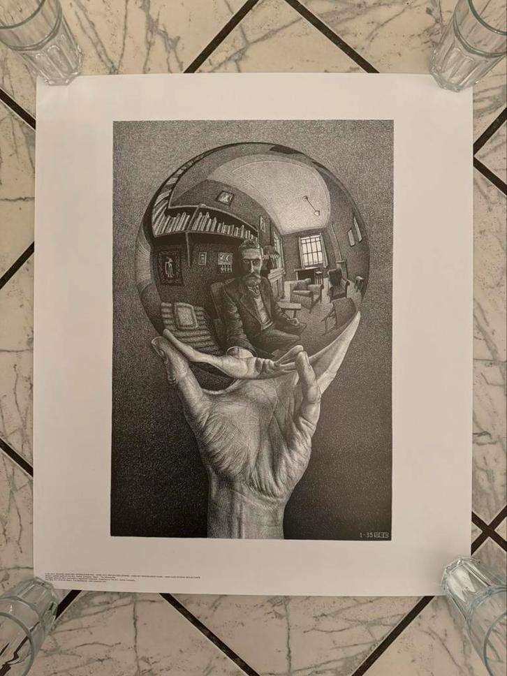Vintage M.C Escher poster (hand met spiegelende bol), Verzamelen, Posters, Zo goed als nieuw, Film en Tv, Rechthoekig Staand, Ophalen of Verzenden