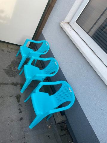 3 Blauwe Kunststof Tuinstoelen beschikbaar voor biedingen