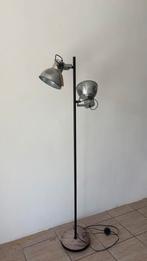 Stoere industriële vloerlamp – vintage look, 2 spots, Huis en Inrichting, Lampen | Vloerlampen, Ophalen, 100 tot 150 cm, Zo goed als nieuw