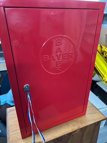 Bayer Apothekers kastje met slot rood  beschikbaar voor biedingen
