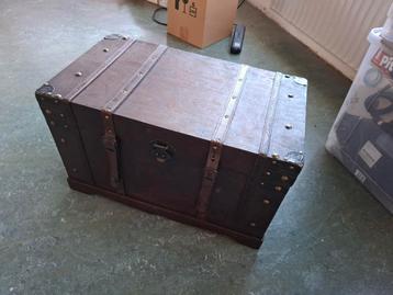 Vintage Houten Kist met Metalen Details beschikbaar voor biedingen