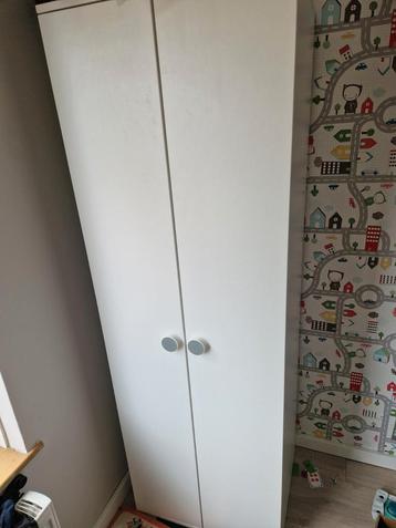 Ikea kinder kledingkast beschikbaar voor biedingen