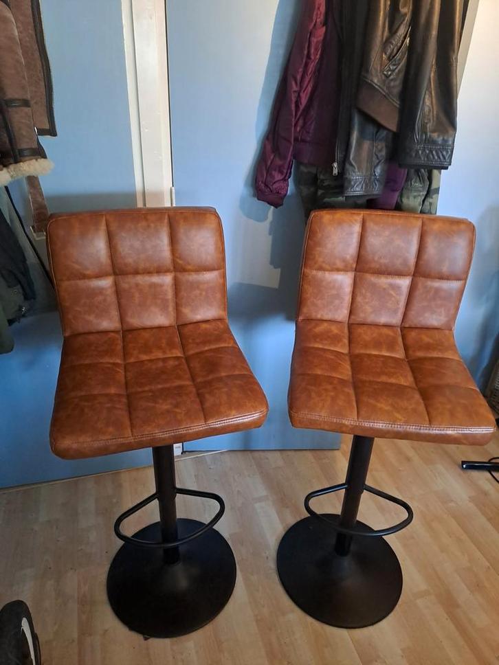 Cognac barkrukken in hoogte verstelbaar, Huis en Inrichting, Barkrukken, Zo goed als nieuw, 60 tot 90 cm, 2 krukken, In hoogte verstelbaar
