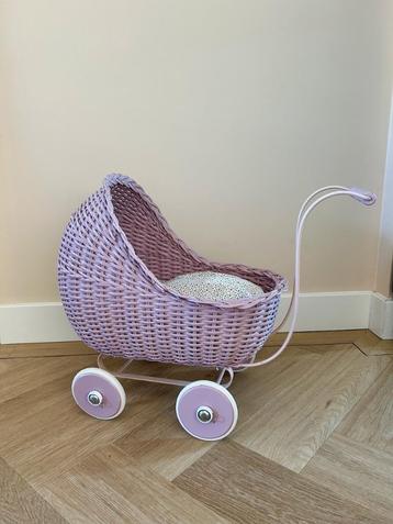 Z.g.a.n. Oud-roze rotan Poppenwagen van Smallstuff met deken beschikbaar voor biedingen