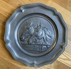 Wandbord tin met 2 paardenhoofden doorsnee 32 cm vintage, Antiek en Kunst, Antiek | Tin, Ophalen of Verzenden