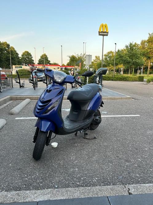 Zip 2 takt, Fietsen en Brommers, Scooters | Piaggio, Zo goed als nieuw, Zip, Maximaal 45 km/u, Benzine, Ophalen