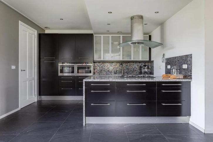 Zwarte keuken met half vrijstaand kookeiland, Huis en Inrichting, Keuken | Complete keukens, Gebruikt, Overige typen, Zwart, Graniet of Steen