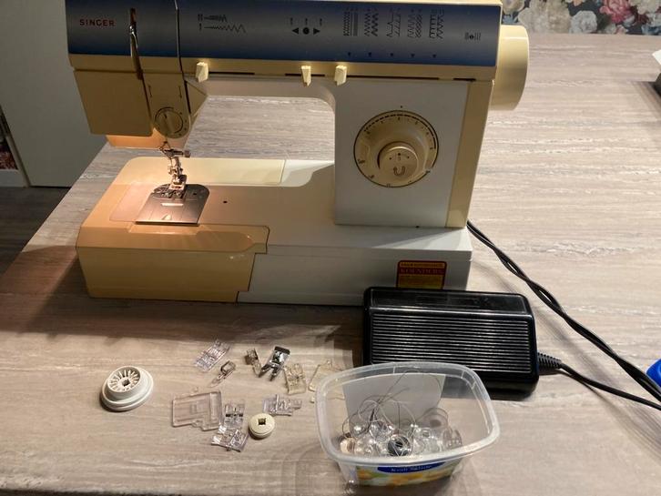 Nette Singer naaimachine, model 7212C, Hobby en Vrije tijd, Naaimachines en Toebehoren, Zo goed als nieuw, Naaimachine, Singer