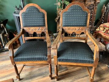 Twee antieke stoelen beschikbaar voor biedingen