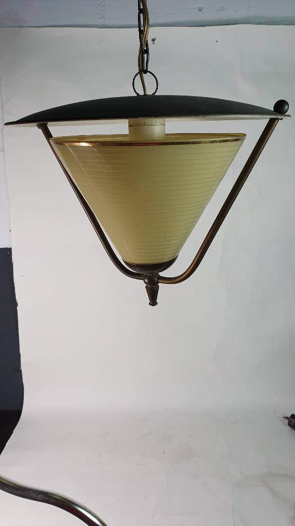 Vintage hanglamp, geel glazen kap in metalen houder. K14, Huis en Inrichting, Lampen | Hanglampen, Gebruikt, Minder dan 50 cm