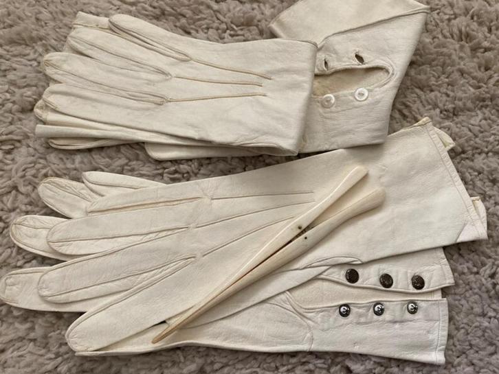 2 paar antieke leren handschoenen met  handschoenspanner, Antiek en Kunst, Curiosa en Brocante, Ophalen of Verzenden