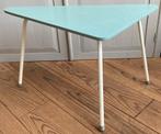 retro driehoekig mintgroen bijzettafeltje met buisframe, Huis en Inrichting, Tafels | Bijzettafels, Gebruikt, 55 tot 75 cm, Overige vormen
