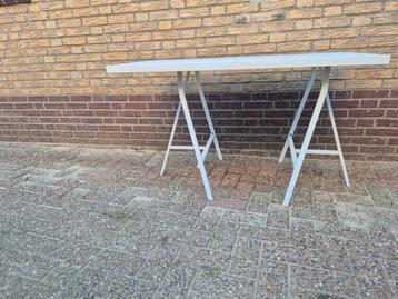 Witte Tafel met Schragen beschikbaar voor biedingen
