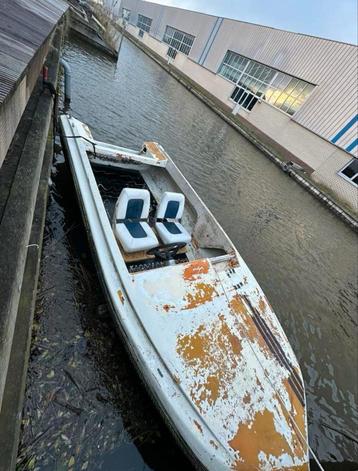 Boot met motor beschikbaar voor biedingen