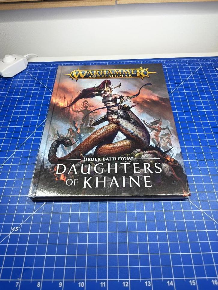 Warhammer Age of Sigmar Daughters of Khaine Battletom 2nd E, Hobby en Vrije tijd, Wargaming, Zo goed als nieuw, Warhammer, Figuurtje(s)