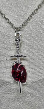 ​ Gothic Liefde: Zwaard door Hart Ketting, Nieuw, Ophalen of Verzenden, Zilver, Overige materialen
