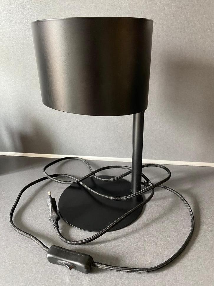 Twee zwarte moderne tafellampen, Huis en Inrichting, Lampen | Tafellampen, Zo goed als nieuw, Minder dan 50 cm, Metaal, Ophalen of Verzenden