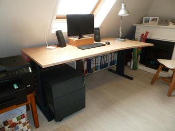 moderne bureaus berkenkleur blad plus ladeblokjes beschikbaar voor biedingen