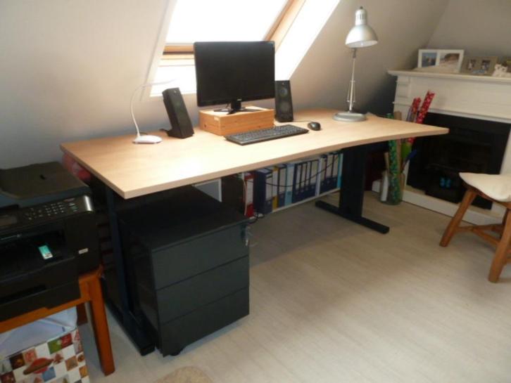 moderne bureaus berkenkleur blad plus ladeblokjes, Huis en Inrichting, Bureaus, Zo goed als nieuw, Bureau, In hoogte verstelbaar