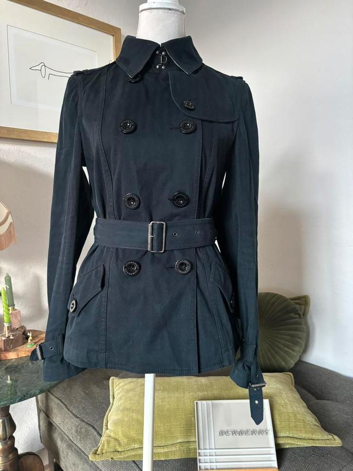 Prachtige zwarte korte trenchcoat Burberry, Kleding | Dames, Jassen | Zomer, Zo goed als nieuw, Maat 38/40 (M), Zwart, Ophalen of Verzenden