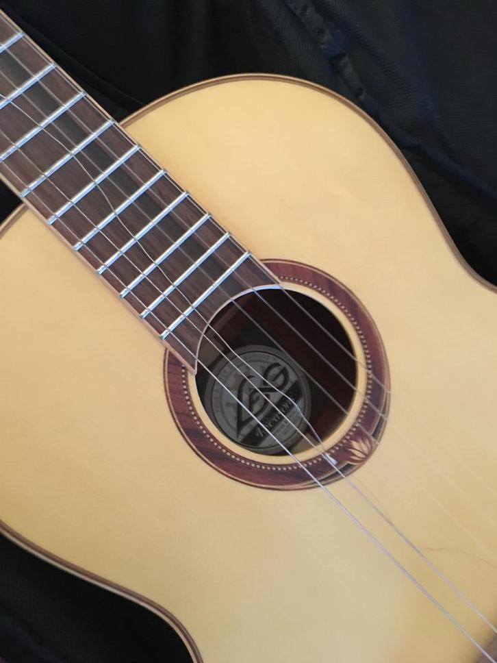 Acoustic guitar LAG with case, Muziek en Instrumenten, Snaarinstrumenten | Gitaren | Akoestisch, Zo goed als nieuw, Western- of Steelstringgitaar