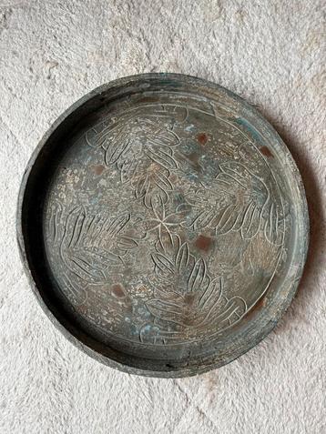 Groot dienblad met relief van bladeren beschikbaar voor biedingen