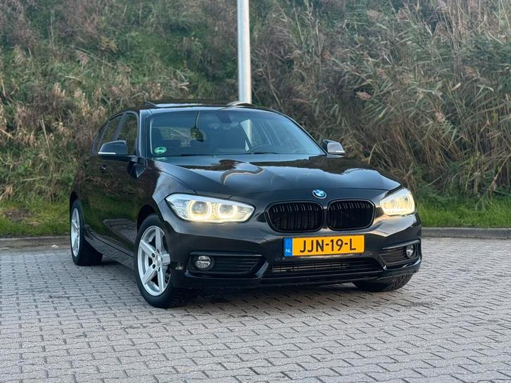BMW 118i AUT PANO KEYLESS 136PK Zwart 2016, Auto's, BMW, Particulier, 1-Serie, ABS, Adaptieve lichten, Airbags, Airconditioning