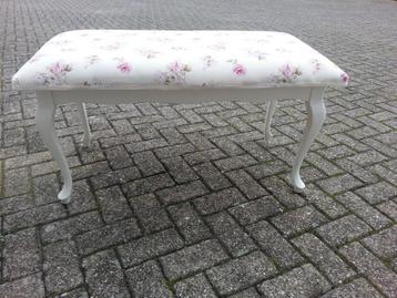Mooie brocante poef hocker opnieuw gestoffeerd  beschikbaar voor biedingen