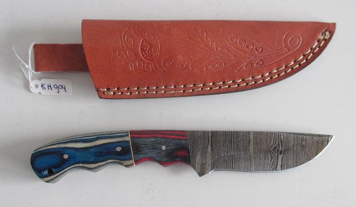 Handgesmeed Damast mes met lederen schede. KN904., Caravans en Kamperen, Kampeergereedschap, Nieuw, Ophalen of Verzenden