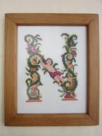 Borduurwerkje letter N in houten lijst., Minder dan 50 cm, Ophalen of Verzenden, Zo goed als nieuw, Schilderij