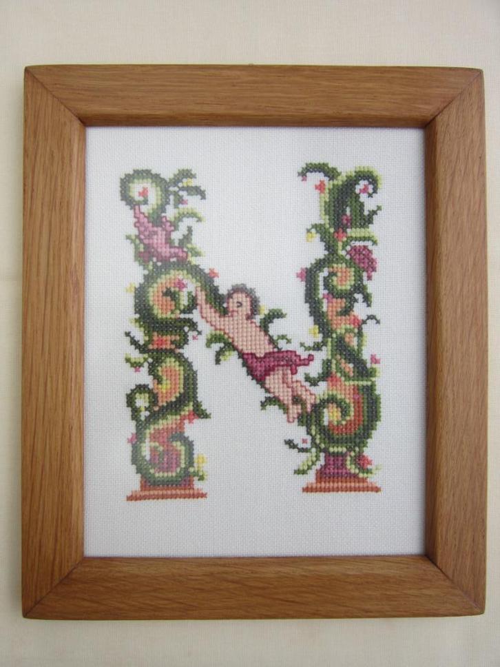 Borduurwerkje letter N in houten lijst., Huis en Inrichting, Woonaccessoires | Schilderijen, Tekeningen en Foto's, Zo goed als nieuw