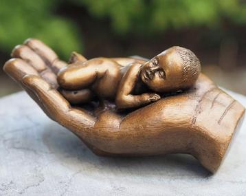 Beeld - Gedenkbeeld: Kindje op hand - brons beschikbaar voor biedingen