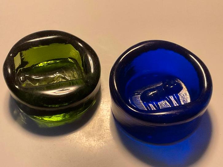 Erik Höglund: twee schaaltjes met kat en stier Boda, Zweden, Antiek en Kunst, Antiek | Glas en Kristal, Ophalen of Verzenden