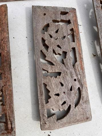 Houtgeseneden ornamenten beschikbaar voor biedingen
