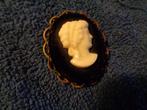 witte camee op zwart gelepen glas in koperen kader nr br 079, Ophalen of Verzenden, Koper, Broche