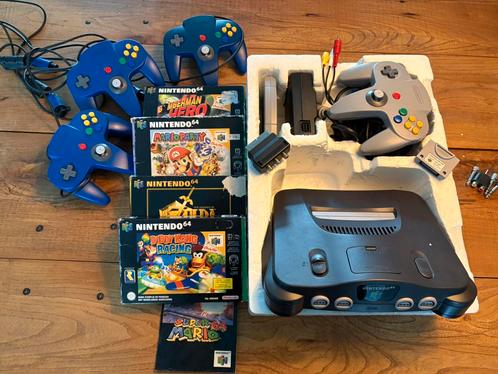 Nintendo 64 met 5 spellen en 4 controllers, Spelcomputers en Games, Spelcomputers | Nintendo 64, Zo goed als nieuw, Met 3 controllers of meer