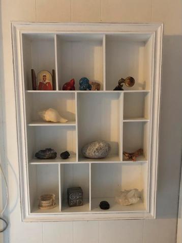 Leuk kastje voor snuisterijen beschikbaar voor biedingen