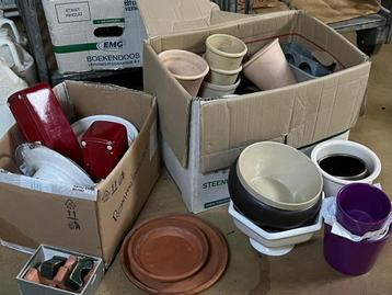 3 dozen vol met plantenbakken plantenpotten in diverse maten beschikbaar voor biedingen